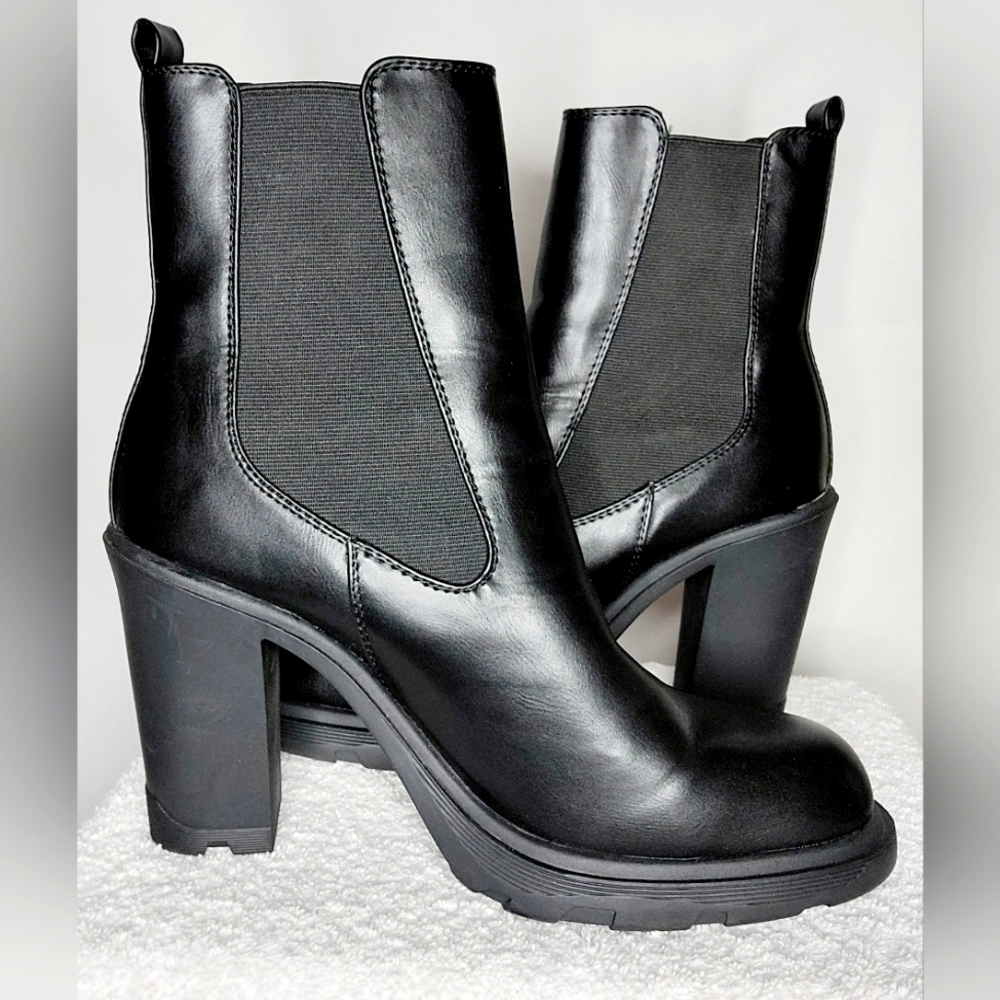 Pre-Worn Nine West Platform Boot, Black, Size 10.